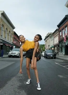 《连体共生姐妹》：扭曲的爱恨纠葛，一场关于身份认同与人性黑暗的震撼视听盛宴